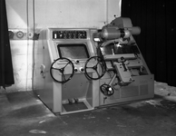 821171 Afbeelding van de PeTeWe optische profielslijpmachine van de N.V. Nederlandse Staalfabrieken DEMKA (Havenweg 7) ...
